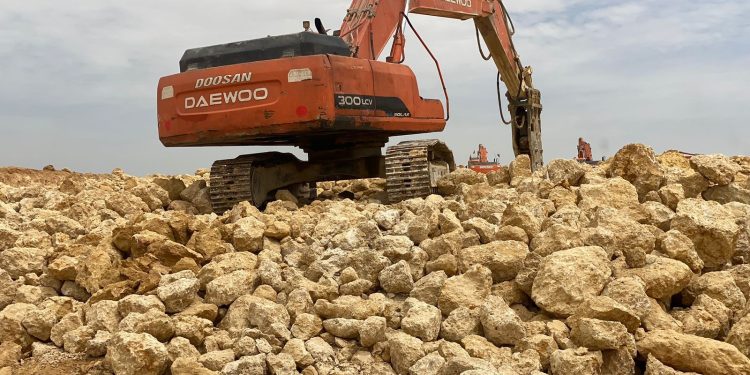 وزير الإسكان يتابع سير العمل بمشروعات الطرق والمرافق بمناطق التوسعات بعدة مدن جديدة