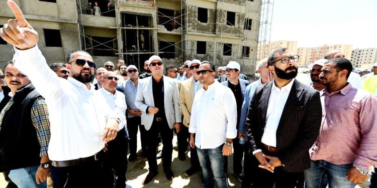 وزير الإسكان يتفقد سير العمل بوحدات “سكن لكل المصريين” بمدينة أكتوبر الجديدة