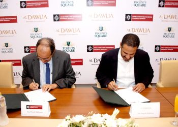 جانب من التوقيع