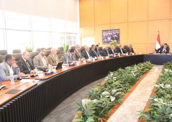 وزير الإسكان يتابع سير العمل بمشروعات المياه والصرف وأبراج العلمين الجديدة التى تنفذها شركة المقاولون العرب