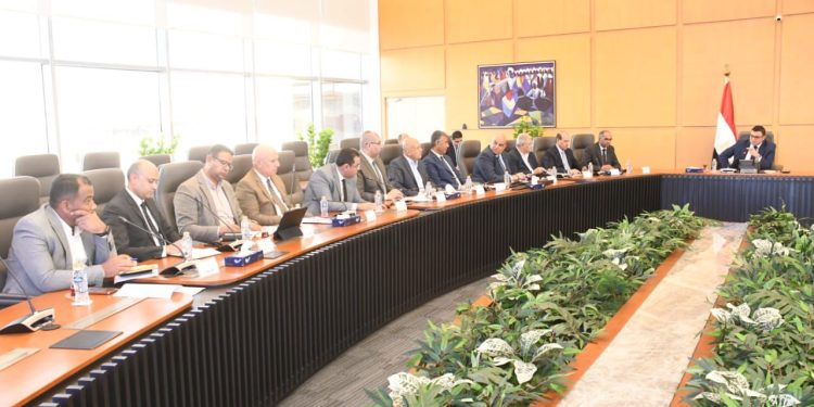 وزير الإسكان يتابع سير العمل بمشروعات المياه والصرف وأبراج العلمين الجديدة التى تنفذها شركة المقاولون العرب