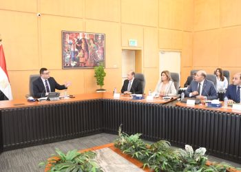 وزير الإسكان يعقد اجتماعاً موسعاً لمتابعة موقف تنفيذ “حديقة تلال الفسطاط” فى موقع مركزى بقلب القاهرة التاريخية