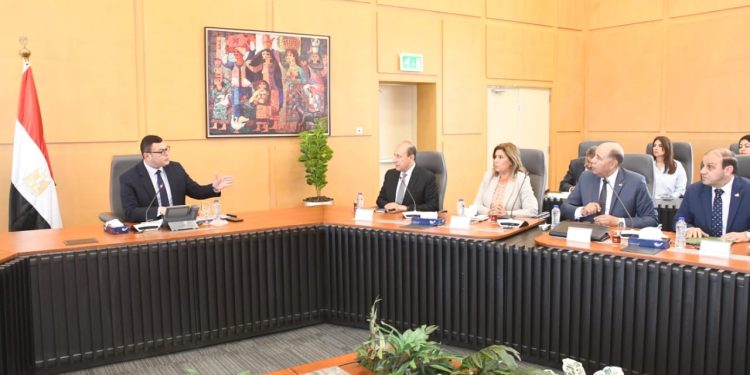 وزير الإسكان يعقد اجتماعاً موسعاً لمتابعة موقف تنفيذ “حديقة تلال الفسطاط” فى موقع مركزى بقلب القاهرة التاريخية