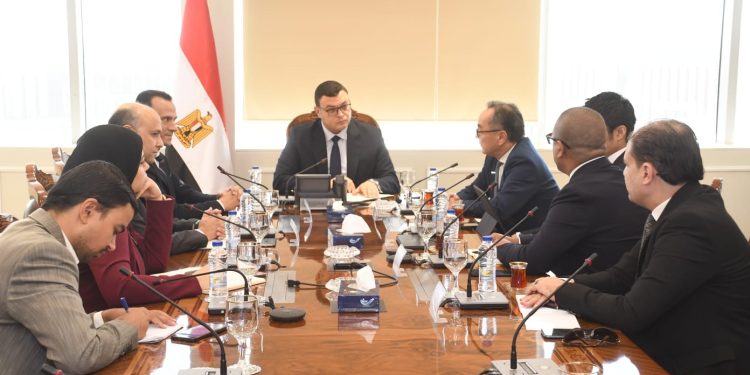 رجل أعمال ياباني يدرس فرص الاستثمار بالسوق العقاري المصري