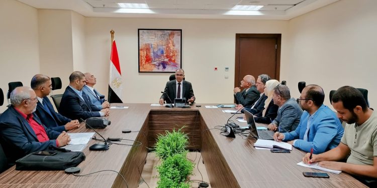 نائب وزير الاسكان  يلتقي بممثلي أحد المصانع المحلية المتخصصة في تصنيع المهمات الكهروميكانيكية  لتنفيذ مشروعات مياه الشرب والصرف الصحي