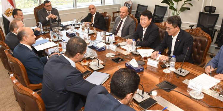 وزير الإسكان يتابع مع المبعوث الخاص لمجموعة “CSCEC” الصينية ورئيس فرعها بمصر موقف المشروعات المشتركة