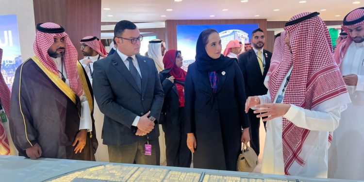 وزير الإسكان يعرض الفرص الاستثمارية المتاحة بمختلف أنواعها بالمدن الجديدة بالسعودية