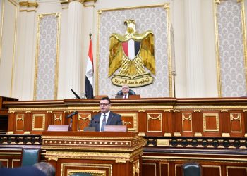 وزير الإسكان يستعرض جهود الوزارة لتنفيذ محاور الطرق بالمدن القائمة.. وتطوير المناطق العشوائية