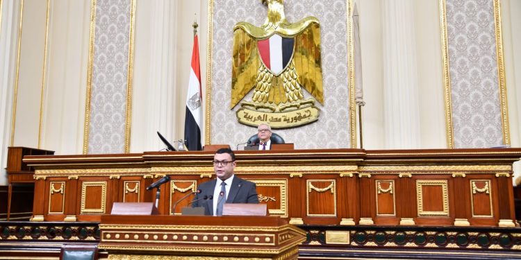 وزير الإسكان يستعرض جهود الوزارة لتنفيذ محاور الطرق بالمدن القائمة.. وتطوير المناطق العشوائية