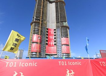 وزيرا الإسكان المصرى والصينى وقنصل الصين يشهدون حفل انتهاء الهيكل الخرسانى للبرج الأيقونى بالعلمين الجديدة