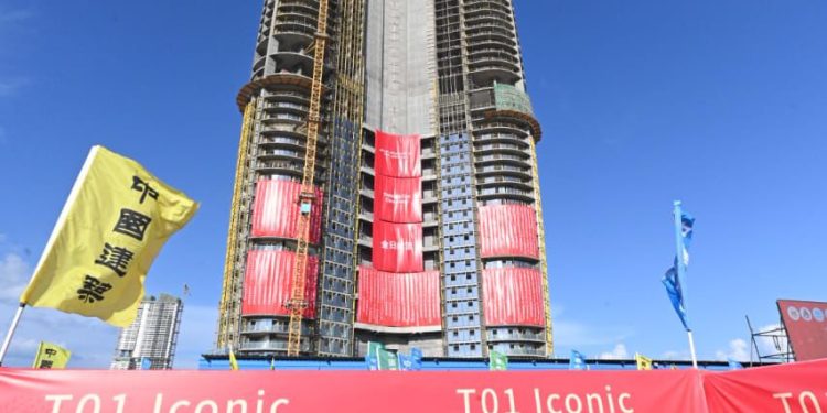 وزيرا الإسكان المصرى والصينى وقنصل الصين يشهدون حفل انتهاء الهيكل الخرسانى للبرج الأيقونى بالعلمين الجديدة