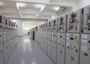 وضع جهد الكهرباء على محطة المحولات المغذية لتوسعات المنطقة الصناعية بمدينة السادات