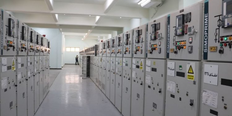 وضع جهد الكهرباء على محطة المحولات المغذية لتوسعات المنطقة الصناعية بمدينة السادات