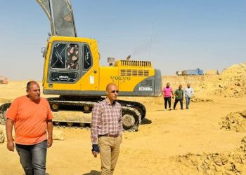 رئيس جهاز القاهرة الجديدة يتابع مشروعات الطرق بالتجمع السادس..وأعمال رفع كفاءة روافع المياه