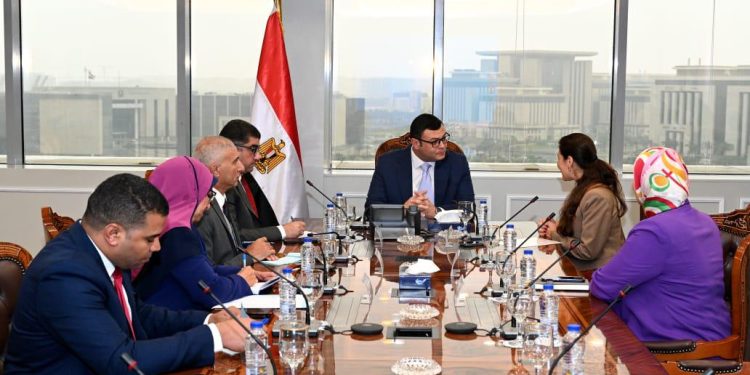 وزير الإسكان يلتقي مسئولى مجموعة “النساجون الشرقيون” الصناعية لمناقشة سبل التعاون وتذليل أي تحديات