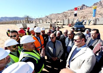 وزير الإسكان يتفقد مشروع ازدواج ورفع كفاءة طريق مطار سانت كاترين.. ومحطة محولات الكهرباء