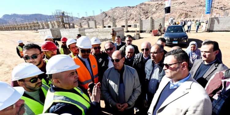 وزير الإسكان يتفقد مشروع ازدواج ورفع كفاءة طريق مطار سانت كاترين.. ومحطة محولات الكهرباء