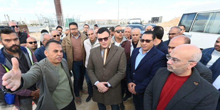 وزير الإسكان يتفقد سير العمل بمشروعات المدينة التراثية.. والبنية الأساسية بمدينة العلمين الجديدة