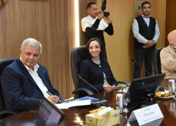محافظ البحيرة ورئيس القابضة للمياه يشهدان عرضًا عن تطورات منظومة المياه والصرف  بالمحافظة حتى 2030