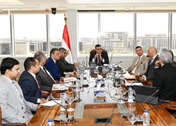 وزير الإسكان يبحث مع مسئولى “سُكنى” سبل التعاون فى تطوير مناطق المقابر القائمة.. وإتاحة مناطق جديدة بالمدن الجديدة