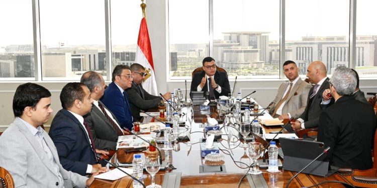 وزير الإسكان يبحث مع مسئولى “سُكنى” سبل التعاون فى تطوير مناطق المقابر القائمة.. وإتاحة مناطق جديدة بالمدن الجديدة