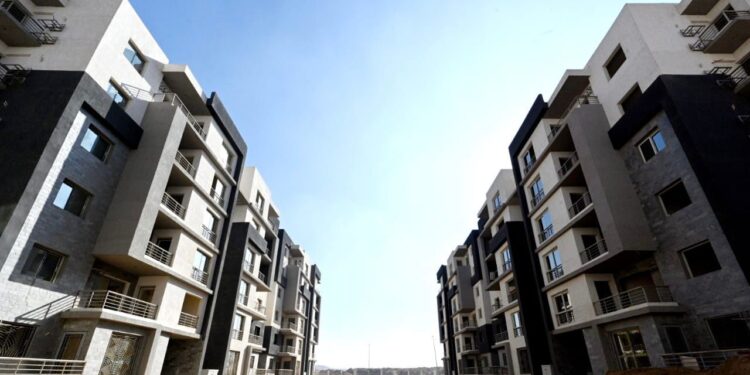 وزير الإسكان يتفقد سير العمل بمشروعات سكن مصر ودار مصر وجنة بمدينة القاهرة الجديدة
