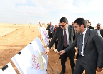 وزير الإسكان يتفقد موقف تنفيذ أعمال الطرق والمرافق بالأراضى المضافة لمدينة العبور الجديدة