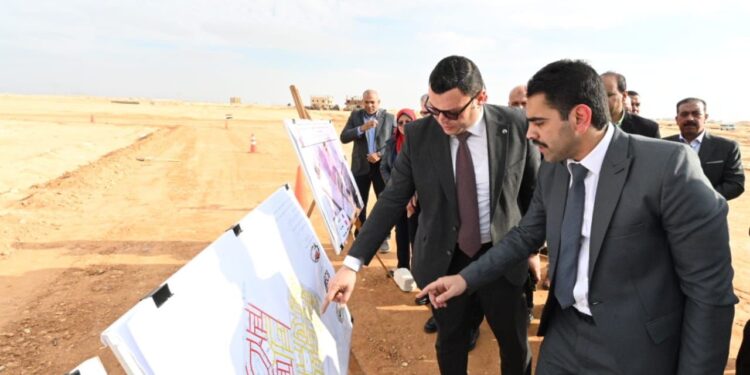 وزير الإسكان يتفقد موقف تنفيذ أعمال الطرق والمرافق بالأراضى المضافة لمدينة العبور الجديدة