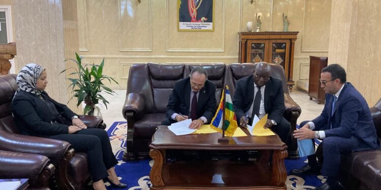 رئيس أفريقيا الوسطى يرحب بـ”المقاولون العرب”.. وتوقيع بروتوكول لإعادة تأهيل طريق بطول 194 كيلو