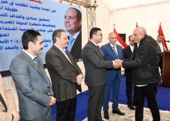 وزير الإسكان يسلم عدداً من محاضر استلام الأراضى المضافة لمدينة العبور الجديدة لمستحقيها