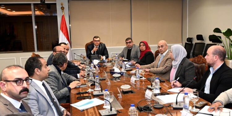 وزير الإسكان يتابع موقف تشغيل مشروع ممشى أهل مصر.. وموقف مشروعات تطوير أرض مطار إمبابة