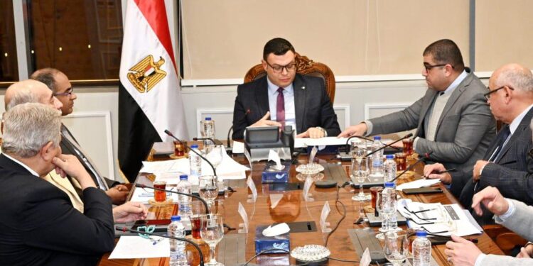 وزير الإسكان يتابع خطة مد وتدعيم شبكات مياه الشرب والصرف الصحى للعام المالى الحالى