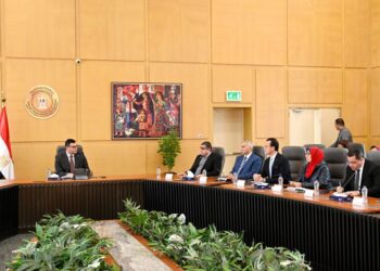 وزير الإسكان يعقد اجتماعاً موسعاً لمتابعة الموقف التنفيذى لمشروع “حديقة تلال الفسطاط”