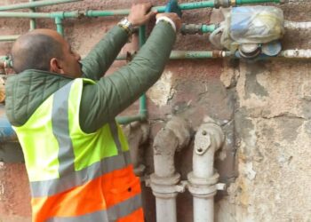 استمرار حملات ضبط وإزالة وصلات المياه الخلسة وتحصيل المتأخرات بعددٍ من المدن