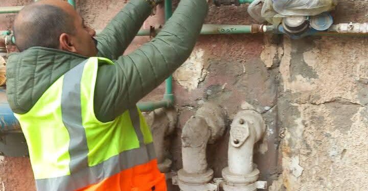 استمرار حملات ضبط وإزالة وصلات المياه الخلسة وتحصيل المتأخرات بعددٍ من المدن