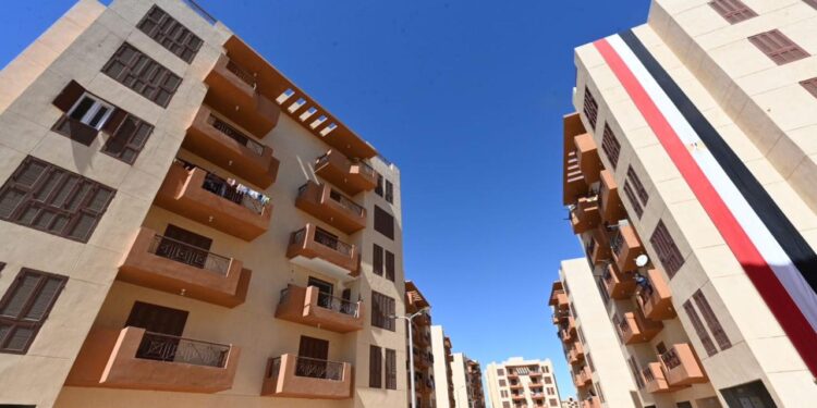 وزير الإسكان: طرح وحدات إدارية بمساحة 100م2 للبيع بمدينة الخارجة بالوادي الجديد