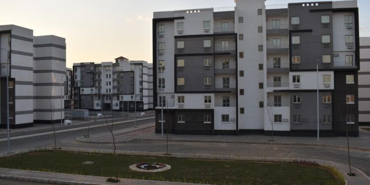 “الشربيني”: توفيق أوضاع 1050 مواطنا وتسليمهم رخص البناء بالشروق خلال عام