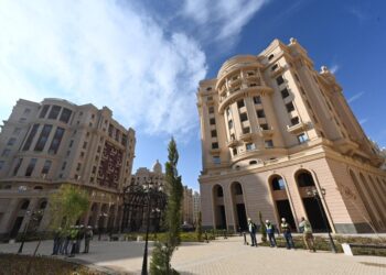 وزير الإسكان يتفقد سير العمل بالحى السكنى الخامس R5 وعدداً من الطرق والمحاور بالعاصمة الإدارية الجديدة