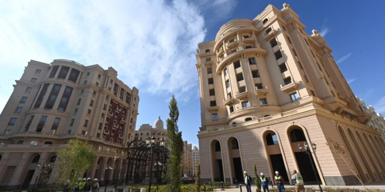 وزير الإسكان يتفقد سير العمل بالحى السكنى الخامس R5 وعدداً من الطرق والمحاور بالعاصمة الإدارية الجديدة