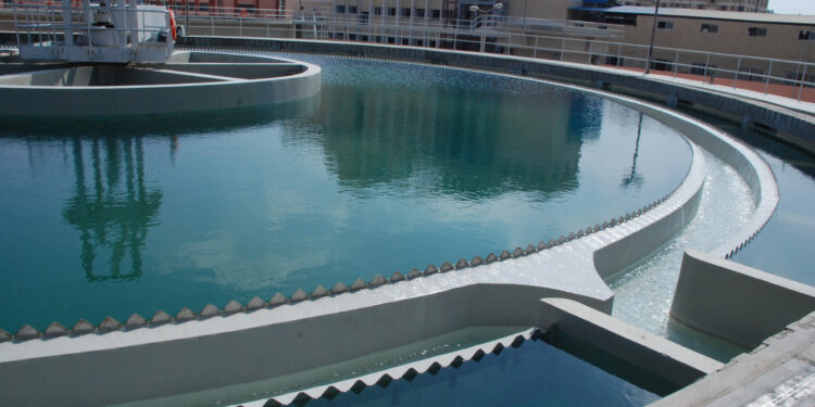 وزير الإسكان يستعرض مشروعات الشركة القابضة لمياه الشرب والصرف الصحي في 2024