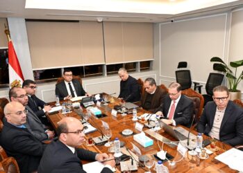 وزير الإسكان يعقد اجتماعا مع “أكور” العالمية لمتابعة الأعمال بفنادق منطقة الأعمال المركزية بالعاصمة الجديدة