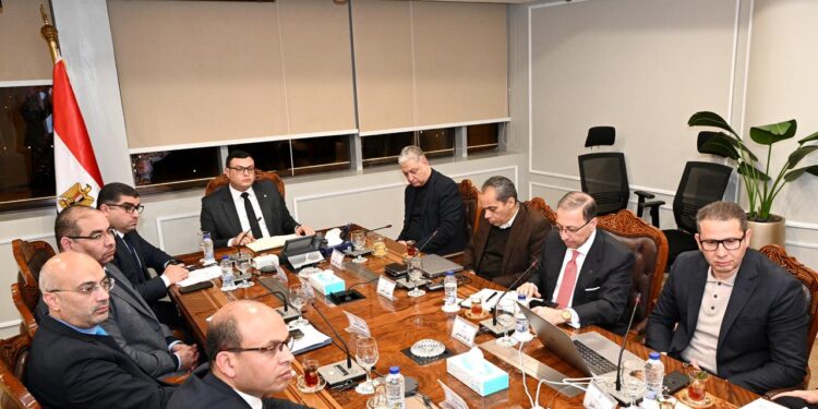 وزير الإسكان يعقد اجتماعا مع “أكور” العالمية لمتابعة الأعمال بفنادق منطقة الأعمال المركزية بالعاصمة الجديدة