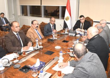 وزير الإسكان يلتقي نواب أسوان ليحث شكاوى المواطنين بشأن ضعف وصول المياه لعدد من المناطق بالمحافظة