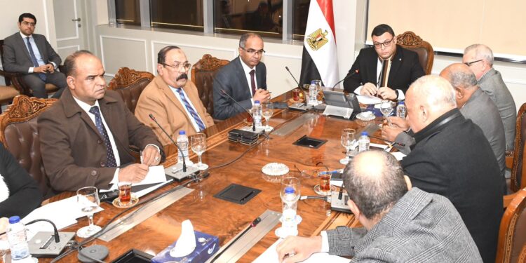 وزير الإسكان يلتقي نواب أسوان ليحث شكاوى المواطنين بشأن ضعف وصول المياه لعدد من المناطق بالمحافظة