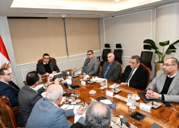 وزير الإسكان يجتمع بنواب ومساعدي المجتمعات العمرانية الجديدة لمتابعة سير العمل