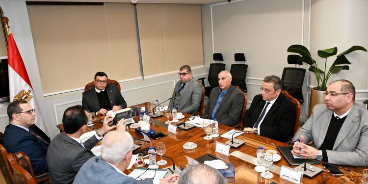 وزير الإسكان يجتمع بنواب ومساعدي المجتمعات العمرانية الجديدة لمتابعة سير العمل