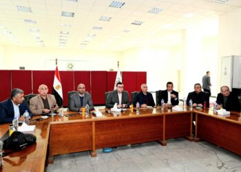 وزير الإسكان يتابع الموقف التنفيذي لمشروعات مدينة العاشر من رمضان