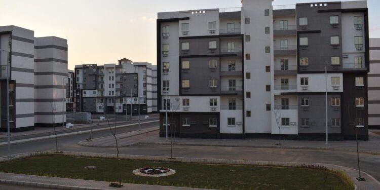 وزير الإسكان يستعرض إنجازات قطاع الشئون العقارية والتجارية بهيئة المجتمعات العمرانية