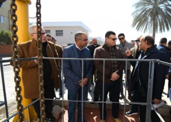 وزير الإسكان يتفقد محطة رفع صرف صحي رقم 4 ومشروع الغلق الآمن لمقلب المخلفات بمنطقة السلام بمدينة العبور
