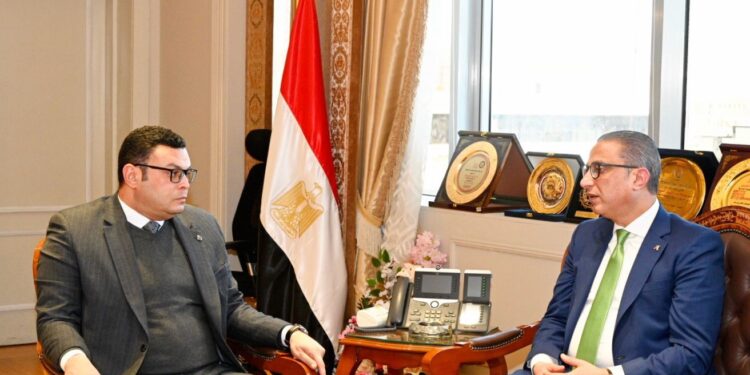 وزير الإسكان ومحافظ الفيوم يتابعان عددا من الملفات المشتركة
